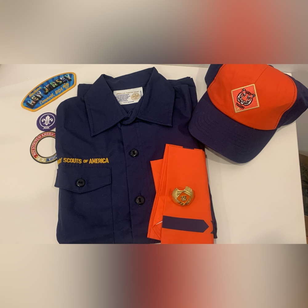 Cub Scouts of America Uniform Set - Youth medium shirt and S/M cap Tiger.